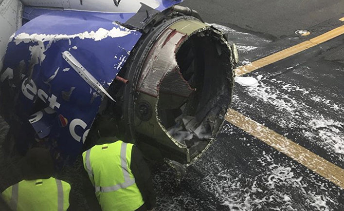 Поврежденный двигатель самолета Southwest Airlines