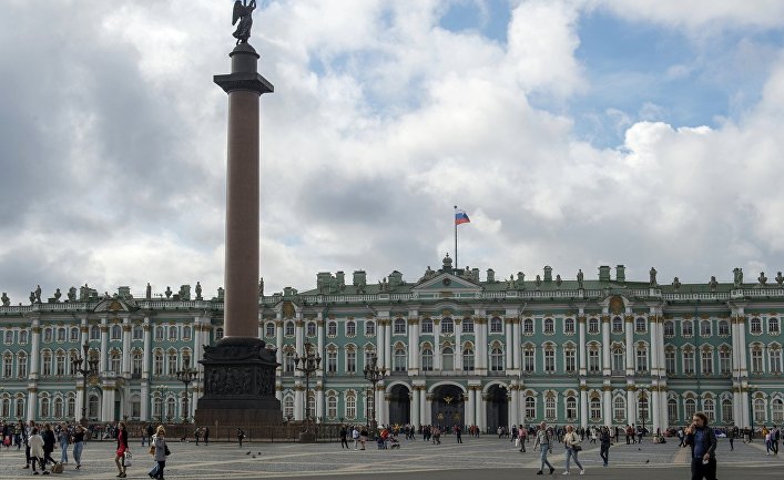 Александровская колонна на Дворцовой площади в Санкт-Петербурге