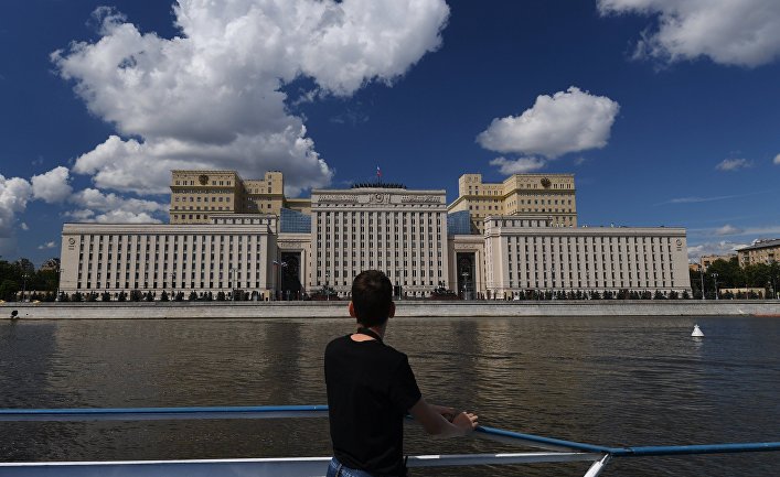 Здание министерства обороны РФ на Фрунзенской набережной в Москве