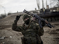 Украинский солдат рядом с Дебальцево Украинский солдат рядом с Дебальцево
