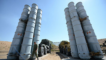 Военнослужащий возле зенитно-ракетн системы С-300ПС