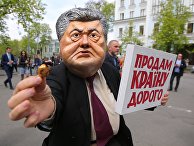 Участники протестной акции против действующего президента Украины Петра Порошенко у здания Администрации президента в Киеве Участники протестной акции против действующего президента Украины Петра Порошенко у здания Администрации президента в Киеве