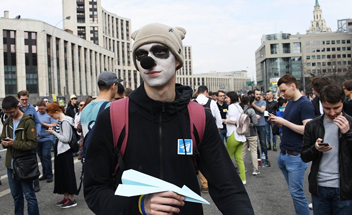 Участник митинга в поддержку мессенджера Telegram на проспекте Сахарова в Москве