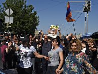 Протестующие заблокировали путь в аэропорт Звартноц. 2 мая 2018