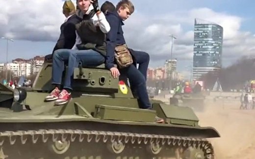 Военное шоу в России: дети под танком Военное шоу в России: дети под танком