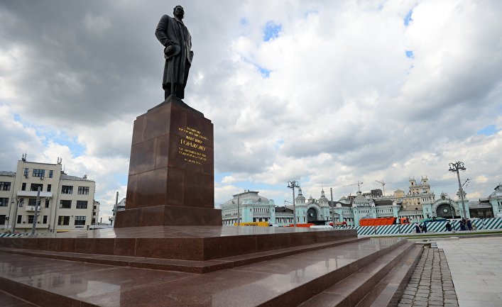 Памятник Максиму Горькому на площади Тверская Застава в Москве