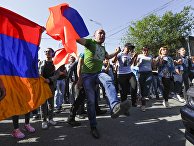 Сторонники армянской оппозиции блокируют дорогу в аэропорт время протестов в Ереване. 2 мая 2018 Сторонники армянской оппозиции блокируют дорогу в аэропорт время протестов в Ереване. 2 мая 2018