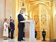Избранный президент РФ Владимир Путин во время церемонии инаугурации в Кремле. 7 мая 2018 Избранный президент РФ Владимир Путин во время церемонии инаугурации в Кремле. 7 мая 2018
