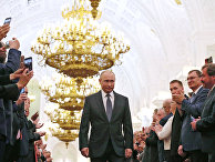 Избранный президент РФ Владимир Путин во время церемонии инаугурации в Кремле. 7 мая 2018 Избранный президент РФ Владимир Путин во время церемонии инаугурации в Кремле. 7 мая 2018