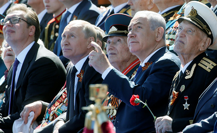 Президент России Владимир Путин, президент Сербии Александр Вучич и премьер-министр Израиля Биньямин Нетаньяху наблюдают за парадом Победы в Москве