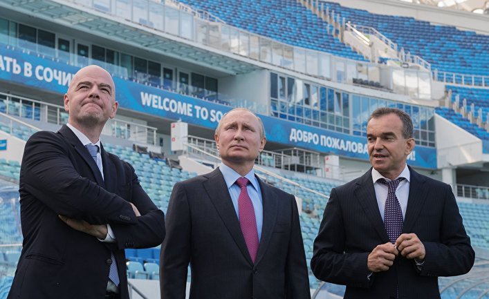 Президент РФ Владимир Путин, президент FIFA Джанни Инфантино и губернатор Краснодарского края Вениамин Кондратьев во время осмотра после реконструкции стадиона "Фишт". 3 мая 2018
