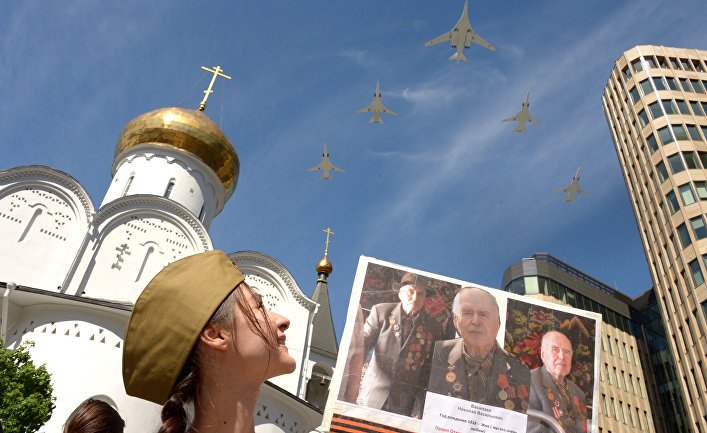 Cтратегический бомбардировщик-ракетоносец Ту-160 "Николай Кузнецов" и дальние ракетоносцы-бомбардировщики Ту-22М3 на военном параде, посвященном 73-й годовщине Победы в ВОВ