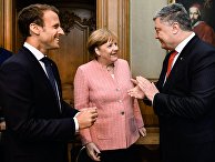 Президент Франции Эммануэль Макрон, канцлер Германии Ангела Меркель и президент Украины Петр Порошенко во время встречи в городе Аахен в Германии. 10 мая 2018
