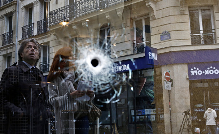 Пулевое отверстие на месте, где был застрелен сотрудниками полиции мужчина нападавший с ножом на прохожих в Париже