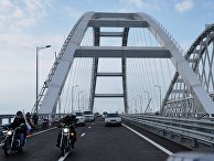 Автомобильное движение по автодорожной части Крымского моста Автомобильное движение по автодорожной части Крымского моста