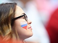 Российская болельщица во время матча по волейболу Российская болельщица во время матча по волейболу