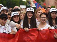 Сторонники Никола Пашиняна радуются его избранию на пост премьер-министра Армении. 8 мая 2018 Сторонники Никола Пашиняна радуются его избранию на пост премьер-министра Армении. 8 мая 2018