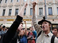 Молодые люди на Тверской улице в Москве во время несанкционированной акции. 12 июня 2017 Молодые люди на Тверской улице в Москве во время несанкционированной акции. 12 июня 2017