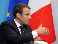 Президент Франции Эммануэль Макрон во время беседы с президентом РФ Владимиром Путиным на полях саммита лидеров "Группы двадцати" G20 в Гамбурге. 8 июля 2017 Президент Франции Эммануэль Макрон во время беседы с президентом РФ Владимиром Путиным на полях саммита лидеров "Группы двадцати" G20 в Гамбурге. 8 июля 2017