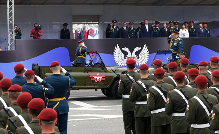 Военнослужащие на военном параде в Донецке, посвященном 73-й годовщине Победы в Великой Отечественной войне