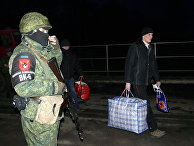 Сотрудник военной комендатуры ДНР во время обмена пленными между ЛНР и ДНР и Киевом между поселками Майорск и Горловка. 27 декабря 2017