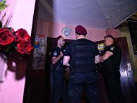 Сотрудники полиции возле дома в Киеве, где был застрелен российский журналист Аркадий Бабченко Сотрудники полиции возле дома в Киеве, где был застрелен российский журналист Аркадий Бабченко