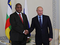 Президент РФ Владимир Путин и президент Центральноафриканской Республики Фостен Арканж Туадера во время встречи Президент РФ Владимир Путин и президент Центральноафриканской Республики Фостен Арканж Туадера во время встречи