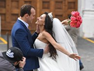 Молодожены у отдела ЗАГС Молодожены у отдела ЗАГС