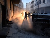 Военнослужащие в районе бывшего лагеря палестинских беженцев Ярмук в южном пригороде Дамаска