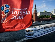 Флаг ЧМ-2018 по футболу на фоне московского кремля Флаг ЧМ-2018 по футболу на фоне московского кремля