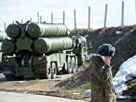 Военнослужащий на фоне комплекса С-400 во время несения боевого дежурства зенитными ракетными дивизионами Военнослужащий на фоне комплекса С-400 во время несения боевого дежурства зенитными ракетными дивизионами