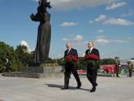 Президент России Владимир Путин и президент Белоруссии Александр Лукашенко на церемонии возложения цветов к стеле "Минск - город-герой" у Белорусского государственного музея истории Великой Отечественной войны. Президент России Владимир Путин и президент Белоруссии Александр Лукашенко на церемонии возложения цветов к стеле "Минск - город-герой" у Белорусского государственного музея истории Великой Отечественной войны.