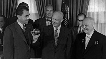 Никита Хрущев вручает президенту США Дуайту Эйзенхауэру копию вымпела, доставленного советской ракетой на Луну