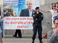 Жители Австрии держат плакат с изображением президента РФ Владимира Путина во время его встречи с федеральным президентом Австрийской Республики Александром Ван дер Белленом во дворце Хофбург в Вене Жители Австрии держат плакат с изображением президента РФ Владимира Путина во время его встречи с федеральным президентом Австрийской Республики Александром Ван дер Белленом во дворце Хофбург в Вене