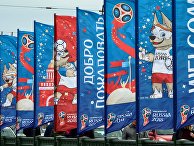 Флаги с символикой чемпионата мира по футболу 2018 на Дворцовом мосту в Санкт-Петербурге Флаги с символикой чемпионата мира по футболу 2018 на Дворцовом мосту в Санкт-Петербурге