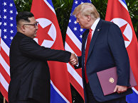 Лидер КНДР Ким Чен Ын и президент США Дональд Трамп во время встречи в Сингапуре. 12 июня 2018 Лидер КНДР Ким Чен Ын и президент США Дональд Трамп во время встречи в Сингапуре. 12 июня 2018