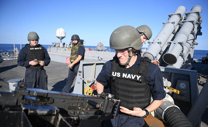 Военнослужащие на ракетном эсминце Porter (DDG 78) 6-го флота США в Средиземном море