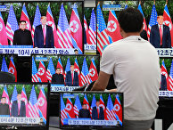 Трансляция встречи президента США Дональда Трампа и лидера КНДР Ким Чен Ына в магазине электроники в Сеуле, Южная Корея. 12 июня 2018 Трансляция встречи президента США Дональда Трампа и лидера КНДР Ким Чен Ына в магазине электроники в Сеуле, Южная Корея. 12 июня 2018