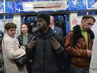 Пассажиры в поезде московского метрополитена, оформленного ко Дню космонавтики и посвященного 55-летию первого полета человека в космос Пассажиры в поезде московского метрополитена, оформленного ко Дню космонавтики и посвященного 55-летию первого полета человека в космос