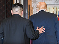 Лидер КНДР Ким Чен Ын и президент США Дональд Трамп после подписания документов по итогам встречи в Сингапуре. 12 июня 2018 Лидер КНДР Ким Чен Ын и президент США Дональд Трамп после подписания документов по итогам встречи в Сингапуре. 12 июня 2018