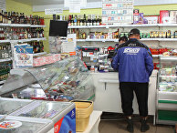 Алкогольные напитки в местном магазине в деревне Дебеикай, Литва Алкогольные напитки в местном магазине в деревне Дебеикай, Литва