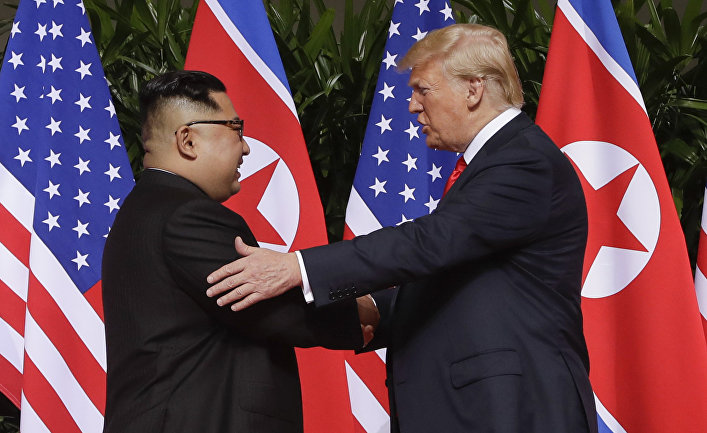 Президент США Дональд Трамп и председатель КНДР Ким Чен Ын во время встречи в Сингапуре