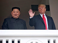 Президент США Дональд Трамп и лидер КНДР Ким Чен Ын на балконе отеля "Капелла" в Сингапуре. 12 июня 2018 Президент США Дональд Трамп и лидер КНДР Ким Чен Ын на балконе отеля "Капелла" в Сингапуре. 12 июня 2018