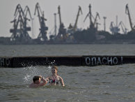 Вид на Мариупольский морской порт на Азовском море, Украина Вид на Мариупольский морской порт на Азовском море, Украина