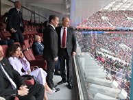 Президент РФ Владимир Путин и председатель правительства РФ Дмитрий Медведев на матче чемпионата мира по футболу между сборными России и Саудовской Аравии Президент РФ Владимир Путин и председатель правительства РФ Дмитрий Медведев на матче чемпионата мира по футболу между сборными России и Саудовской Аравии