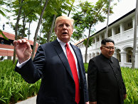 Президент США Дональд Трамп и лидер КНДР Ким Чен Ын Во время прогулки у отеля "Капелла" в Сингапуре. 12 июня 2018 Президент США Дональд Трамп и лидер КНДР Ким Чен Ын Во время прогулки у отеля "Капелла" в Сингапуре. 12 июня 2018