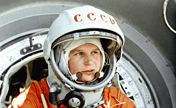 Валентина Терешкова в репродукци кадра из документального фильма "Советы в Космосе"