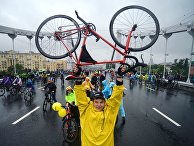 Участники традиционного Московского велопарада, проходящего в рамках Единого дня велопарадов в России. Участники традиционного Московского велопарада, проходящего в рамках Единого дня велопарадов в России.