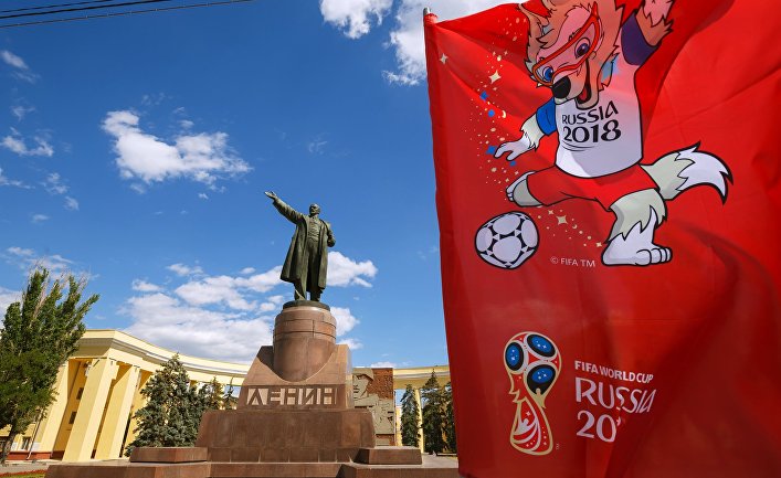 Флаг с символикой чемпионата мира по футболу 2018 на площади Ленина в Волгограде