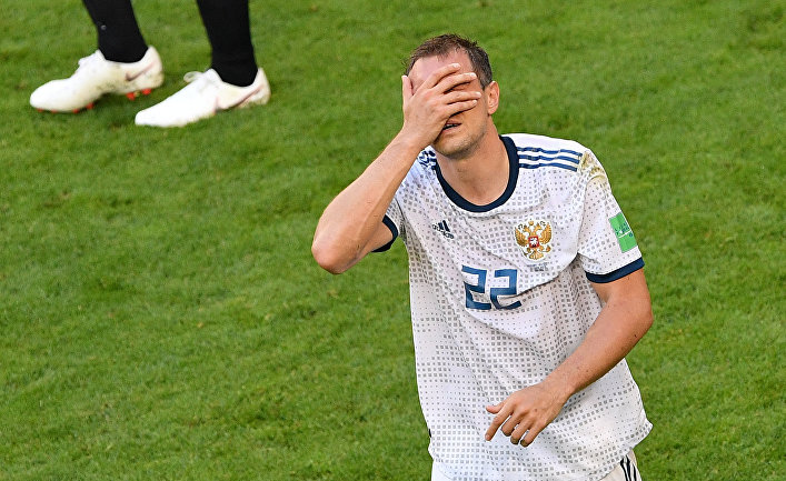 Артем Дзюба во время матча группового этапа чемпионата мира по футболу между сборными Уругвая и России
